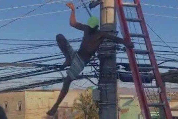 Depois de quase 24 horas em cima de poste, homem se entrega à polícia - (crédito: EM Gerais) Depois de quase 24 horas em cima de poste, homem se entrega à polícia - (crédito: EM Gerais)