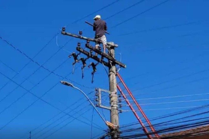 Homem fica mais de 24 Horas e Poste tentando fugir da Policia - (crédito: Internet) Homem fica mais de 24 Horas e Poste tentando fugir da Policia - (crédito: Internet)