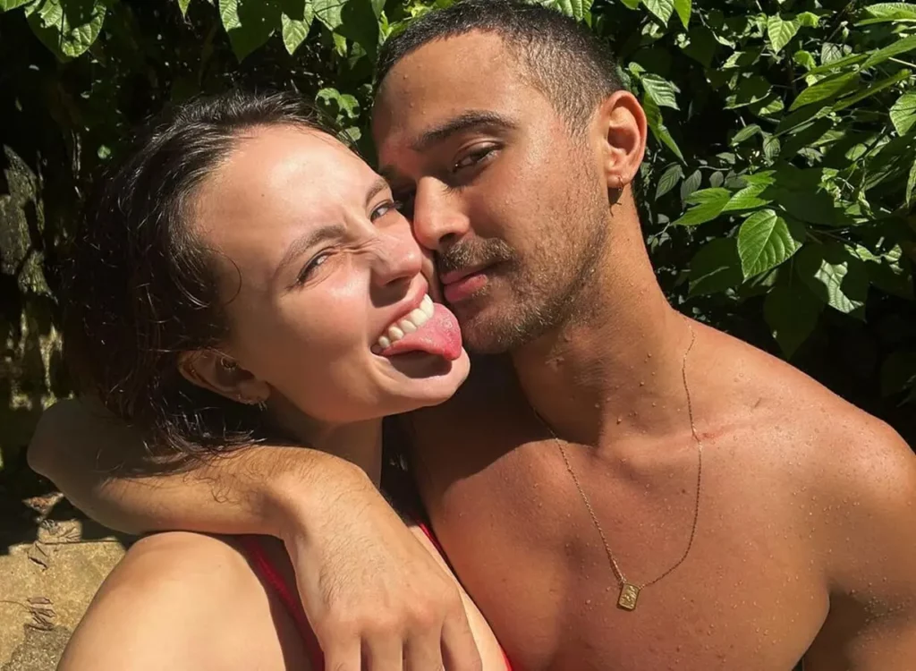 Larissa Manoela posa em clima de romance com André Luiz Frambach, diante de cenário paradisíaco: 