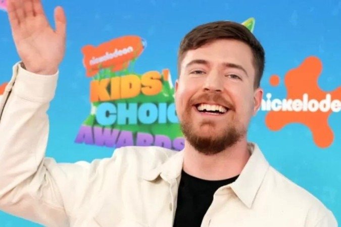 MrBeast posa com uma grande multidão no lançamento de sua primeira lanchonete em 2022 - (crédito: Getty Images) MrBeast posa com uma grande multidão no lançamento de sua primeira lanchonete em 2022 - (crédito: Getty Images)