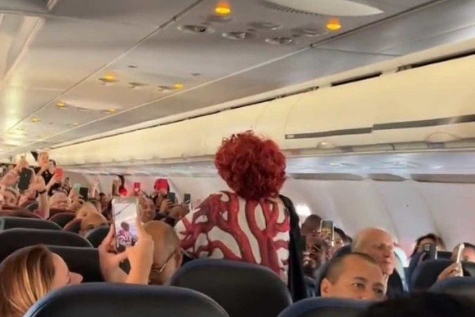 Alcione canta para passageiros que aguardavam manutenção de avião em Congonhas - (crédito: reprodução/Twitter) Alcione canta para passageiros que aguardavam manutenção de avião em Congonhas - (crédito: reprodução/Twitter)