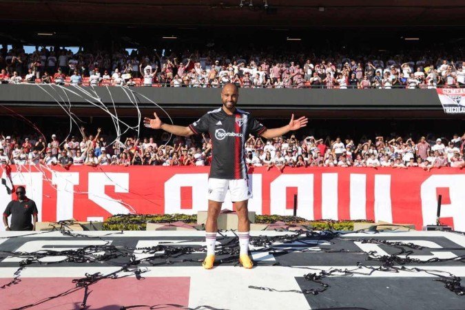 Apresentado pela torcida no Morumbi, São Paulo entrou em campo e cometeu pênalti em Hulk