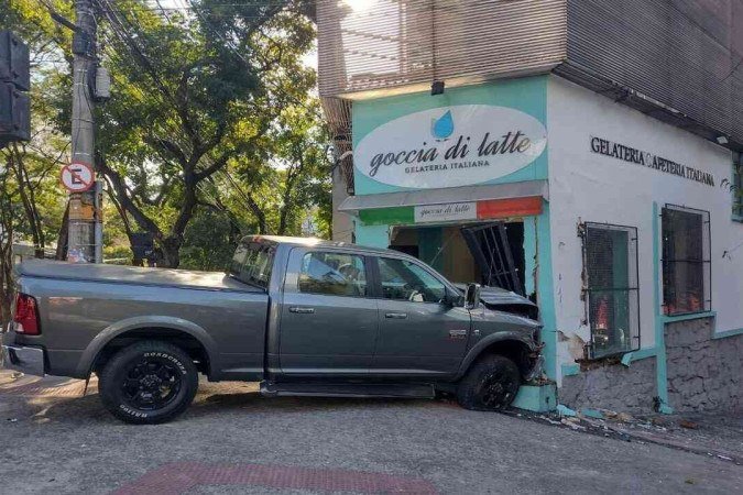 BH: caminhonete bate em dois carros e invade sorveteria no Bairro Lourdes - (crédito: EM Gerais) BH: caminhonete bate em dois carros e invade sorveteria no Bairro Lourdes - (crédito: EM Gerais)