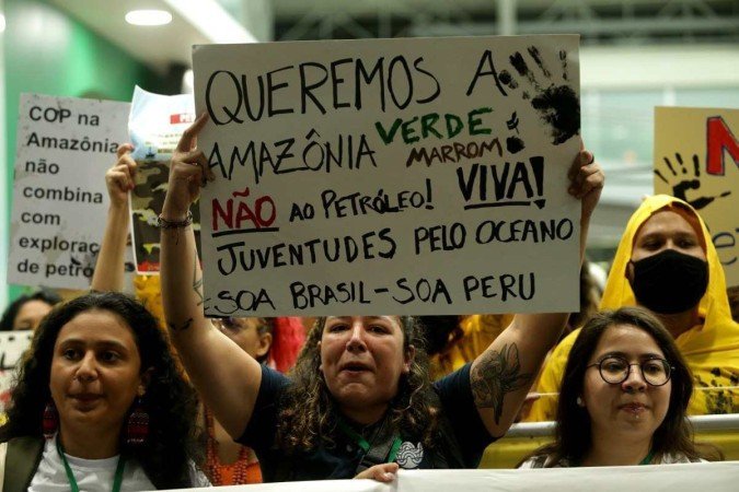 Ambientalistas protestam com cartazes contra a exploração de petróleo na foz do Amazonas - (crédito: Raimundo Paccó/Esp. CB/D.A) Ambientalistas protestam com cartazes contra a exploração de petróleo na foz do Amazonas - (crédito: Raimundo Paccó/Esp. CB/D.A)