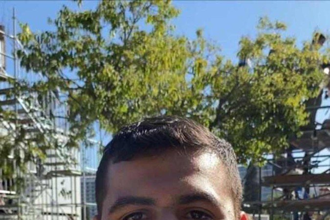 O paraibano Jackson Rodolfo, 17 anos, vê um 