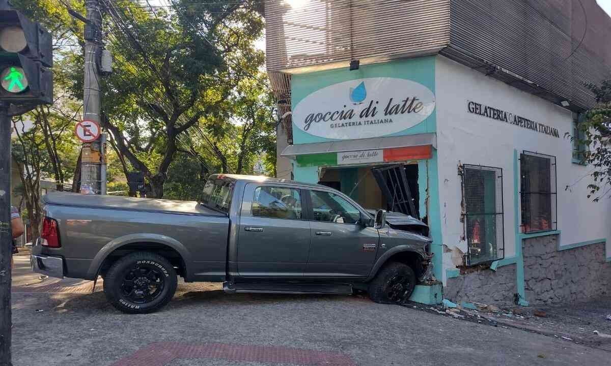 Caminhonete bate em dois carros e invade sorveteria em Minas