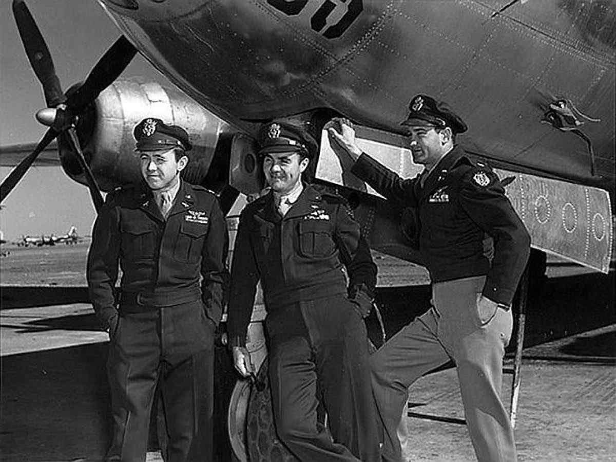 Van Kirk (E), Paul Tibbets (C) e Thomas Ferebee em foto logo após lançarem a bomba Van Kirk (E), Paul Tibbets (C) e Thomas Ferebee em foto logo após lançarem a bomba
