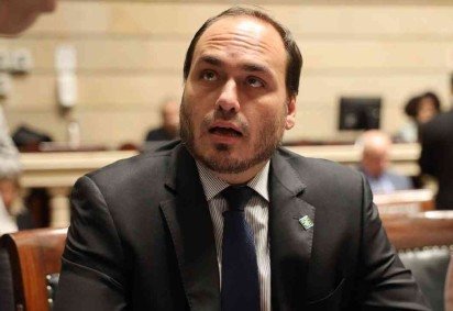  Carlos Bolsonaro sobre ozonioterapia: 'Pelo amor, pela democracia'  -  (crédito: EM Política)