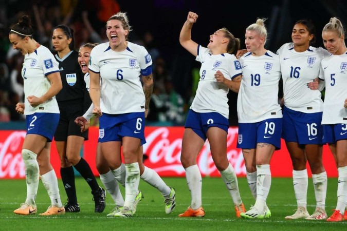 As jogadoras da Inglaterra comemoram sua vitória após uma disputa de pênaltis durante a partida de futebol das oitavas de final da Copa do Mundo Feminina contra a Nigéria -  (crédito: Patrick Hamilton / AFP)