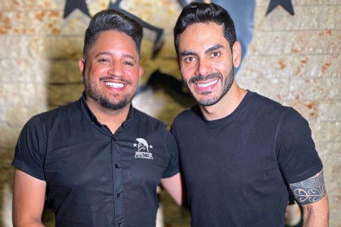 O barbeiro Thiago dos Santos e o cantor Rodolffo