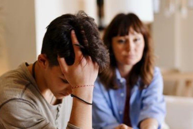 'Deixei de ter um filho presente e carinhoso para ter um que se isola e se rebela', lamenta mãe; pesquisa de Harvard mostra elo entre saúde mental de pais e adolescentes. -  (crédito: Reprodução/ Getty Images)