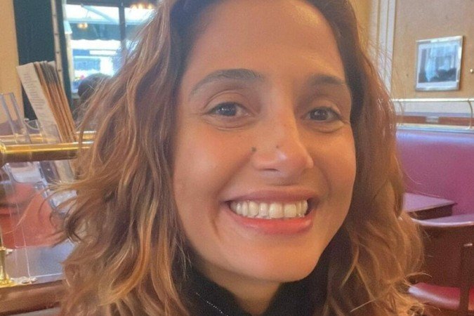 Camila Pitanga esbanja corpaço ao posar de biquíni vermelho -  (crédito: Reprodu&ccedil;&atilde;o/Instagram @caiapitanga)