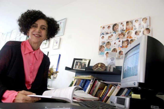 Momentos da vida de Dad em que a jornalista, a escritora e a professora se misturavam para ensinar com elegância 