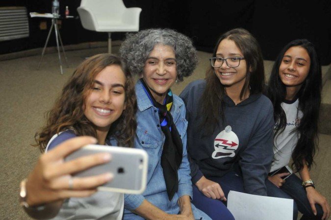 Dad se tornou  uma das poucas celebridades do jornal impresso, sempre requisitada para fotos