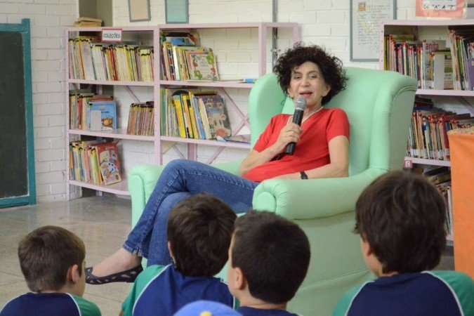  21/10/2016. CrÃ©dito: Gabriela Studart/Esp. CB/D.A Press. Brasil. BrasÃ­lia - DF. Dad Squarisi lanÃ§a o livro: No Reino da Bicharada - fÃ¡bulas recontadas, no ColÃ©gio INDI Bibia.
      Caption 