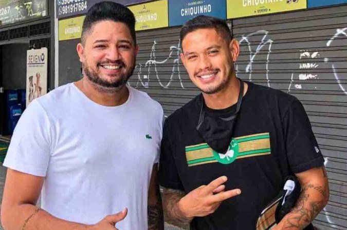 O barbeiro Thiago dos Santos e o jogador Cadu10