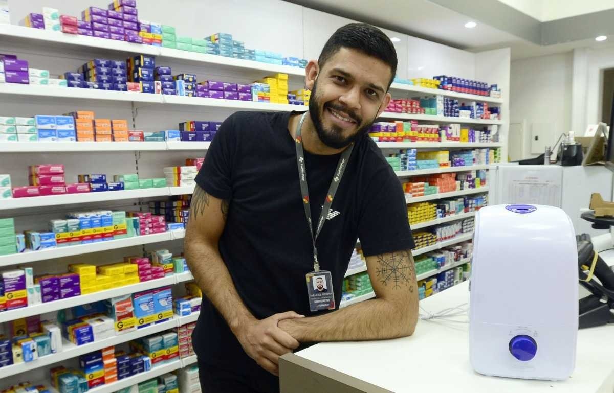  08/08/2023 Crédito: Marcelo Ferreira/CB/D.A Press. Brasil. Brasília - DF - A seca aquece  o comércio de umificadores de ar. Wendel Moura Mendonça, gerente da Farmelhor na 102  Norte.