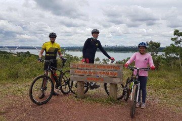 Tiago e os filhos, Santiago  e Ellen, na cicloviagem  e no topo de uma montanha -  (crédito: Arquivo pessoal)