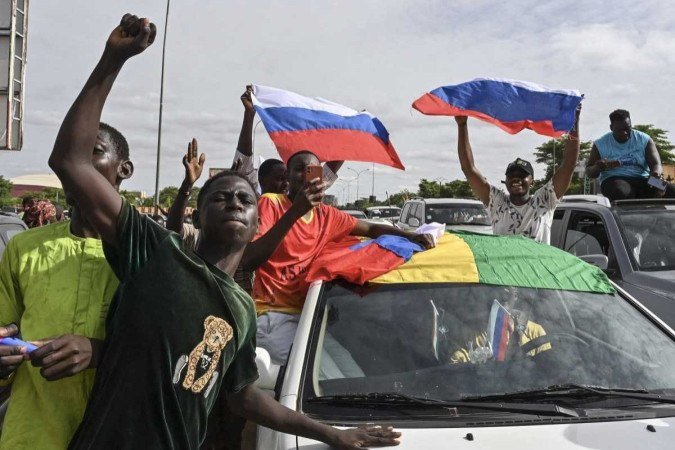 Apoiadores do golpe militar exibem bandeiras russas na capital, Niamei: generais inflexíveis - (crédito: AFP) Apoiadores do golpe militar exibem bandeiras russas na capital, Niamei: generais inflexíveis - (crédito: AFP)