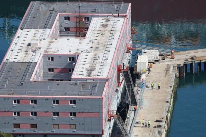 Governo britânico diz que barca vai ajudar a reduzir gastos com hotéis - (crédito: EPA) Governo britânico diz que barca vai ajudar a reduzir gastos com hotéis - (crédito: EPA)