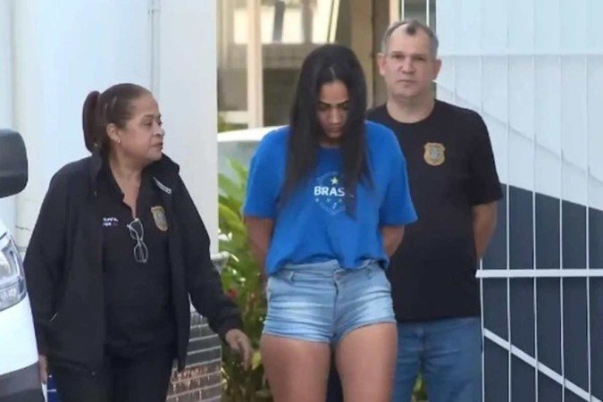 Marcela Ferreguete, 23 anos, chefe do tráfico em Santa Teresa, se entrega à polícia  -  (crédito: Reprodução/TV Gazeta)