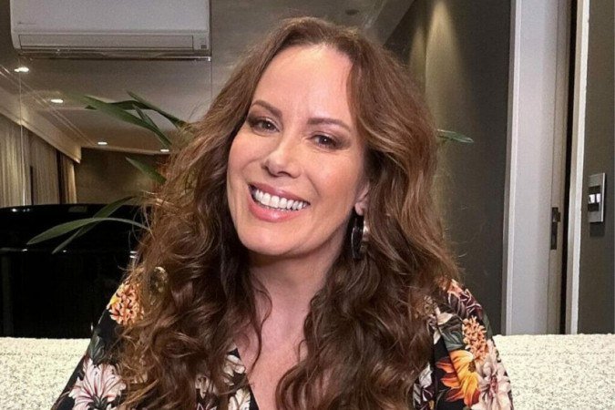 Regina Volpato posa com biquíni florido e mostra corpaço em forma - (crédito: Reprodução/Instagram) Regina Volpato posa com biquíni florido e mostra corpaço em forma - (crédito: Reprodução/Instagram)