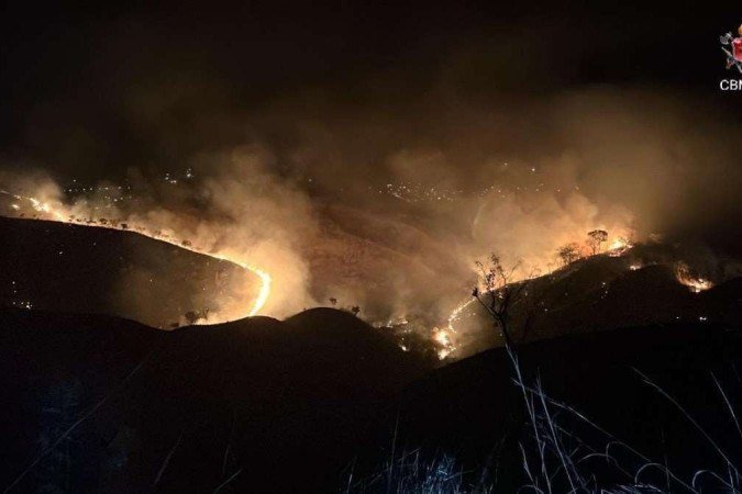 Um incêndio de grandes proporções atingiu uma área florestal na região da Fercal, próximo a DF-150, na noite desta segunda-feira (7/8) - (crédito: CBMDF) Um incêndio de grandes proporções atingiu uma área florestal na região da Fercal, próximo a DF-150, na noite desta segunda-feira (7/8) - (crédito: CBMDF)