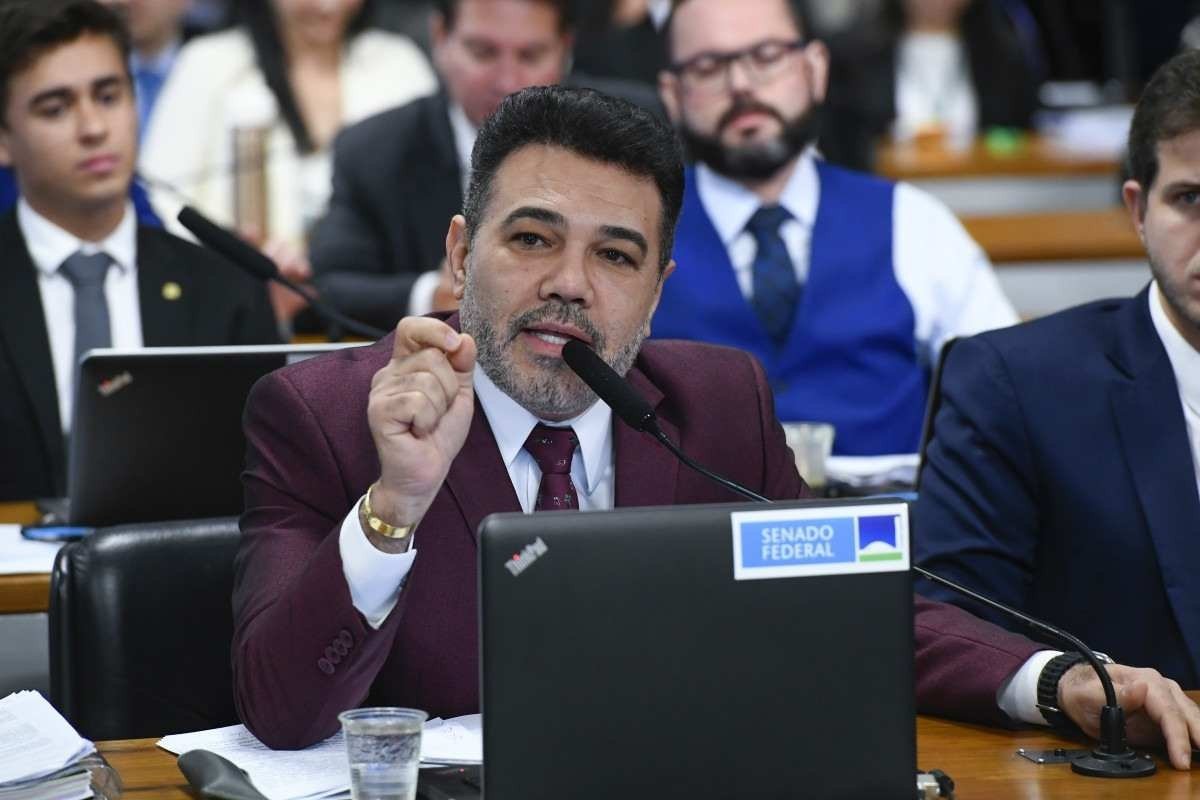 Feliciano acusa senador de cuspir nele; presidente da CPMI pede perícia