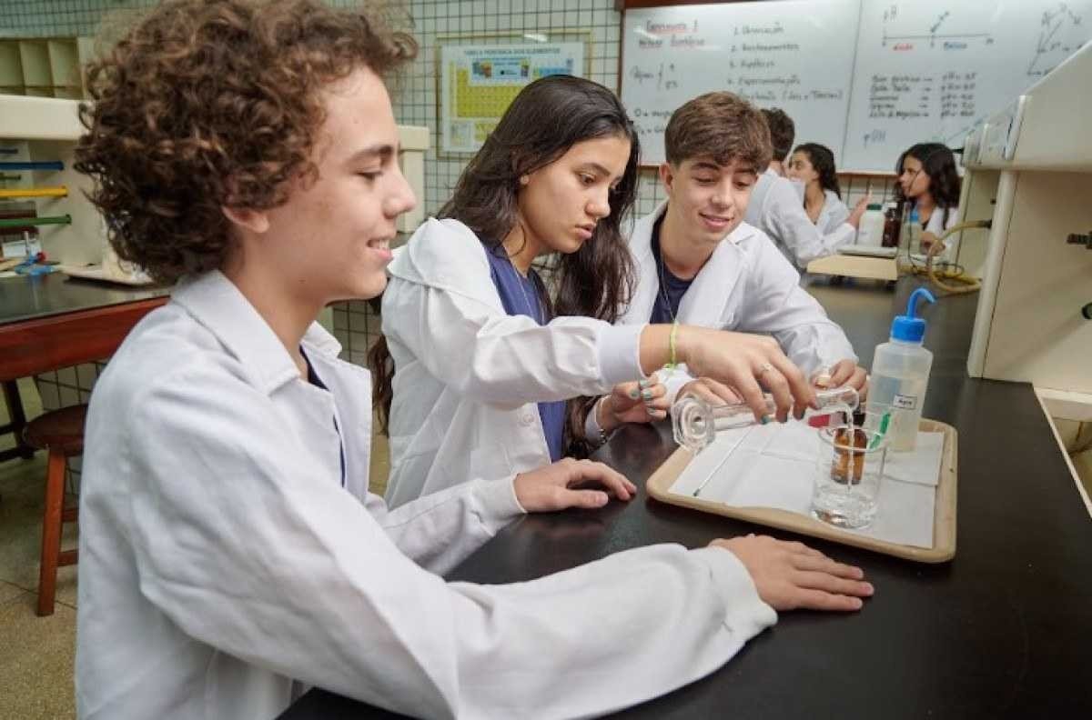 Mercado de trabalho: Feira de Profissões orienta jovens estudantes
