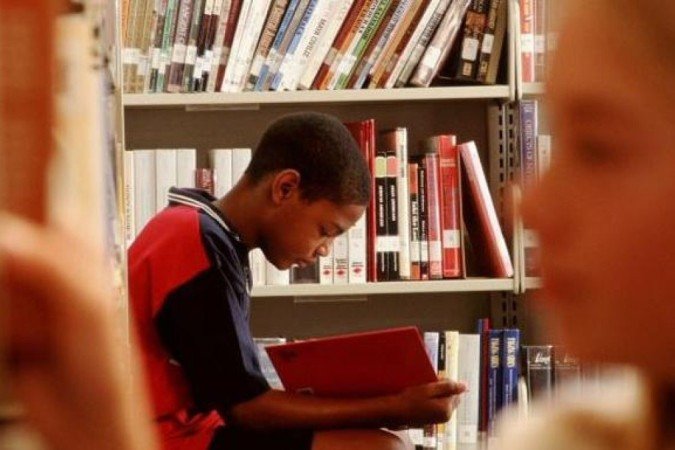 Pesquisas indicam que a leitura aprofundada e prazerosa ainda é favorecida pelo texto em papel -  (crédito: BBC)