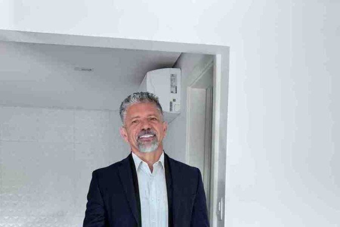 O empresário tenta ajustar as roupas, também, com o dia a dia de trabalho