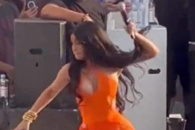 Microfone arremessado por Cardi B em show é leiloado nos Estados Unidos - (crédito: Reprodução/ Twitter) Microfone arremessado por Cardi B em show é leiloado nos Estados Unidos - (crédito: Reprodução/ Twitter)