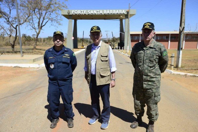 Em frente a entrada do Forte Santa Bárbara estão o comandante da Marinha, o ministro da Defesa e o comandante da Força de Fuzileiros da Esquadra - (crédito: Marcelo Ferreira/ CB) Em frente a entrada do Forte Santa Bárbara estão o comandante da Marinha, o ministro da Defesa e o comandante da Força de Fuzileiros da Esquadra - (crédito: Marcelo Ferreira/ CB)