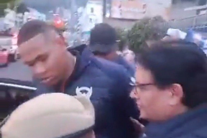 Um dos suspeitos é imobilizado e preso, logo após o ataque