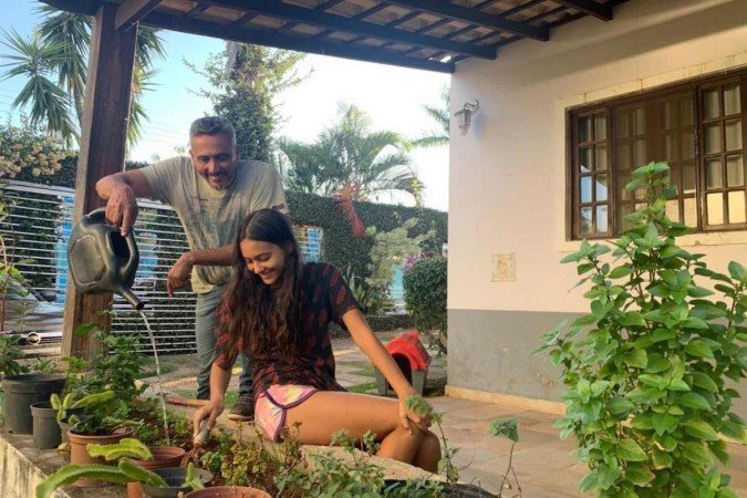 Wallace e Bárbara cuidando do jardim - (crédito: Arquivo pessoal) Wallace e Bárbara cuidando do jardim - (crédito: Arquivo pessoal)