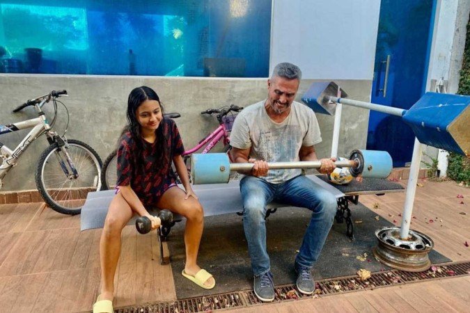 Pai e filha se exercitando juntos