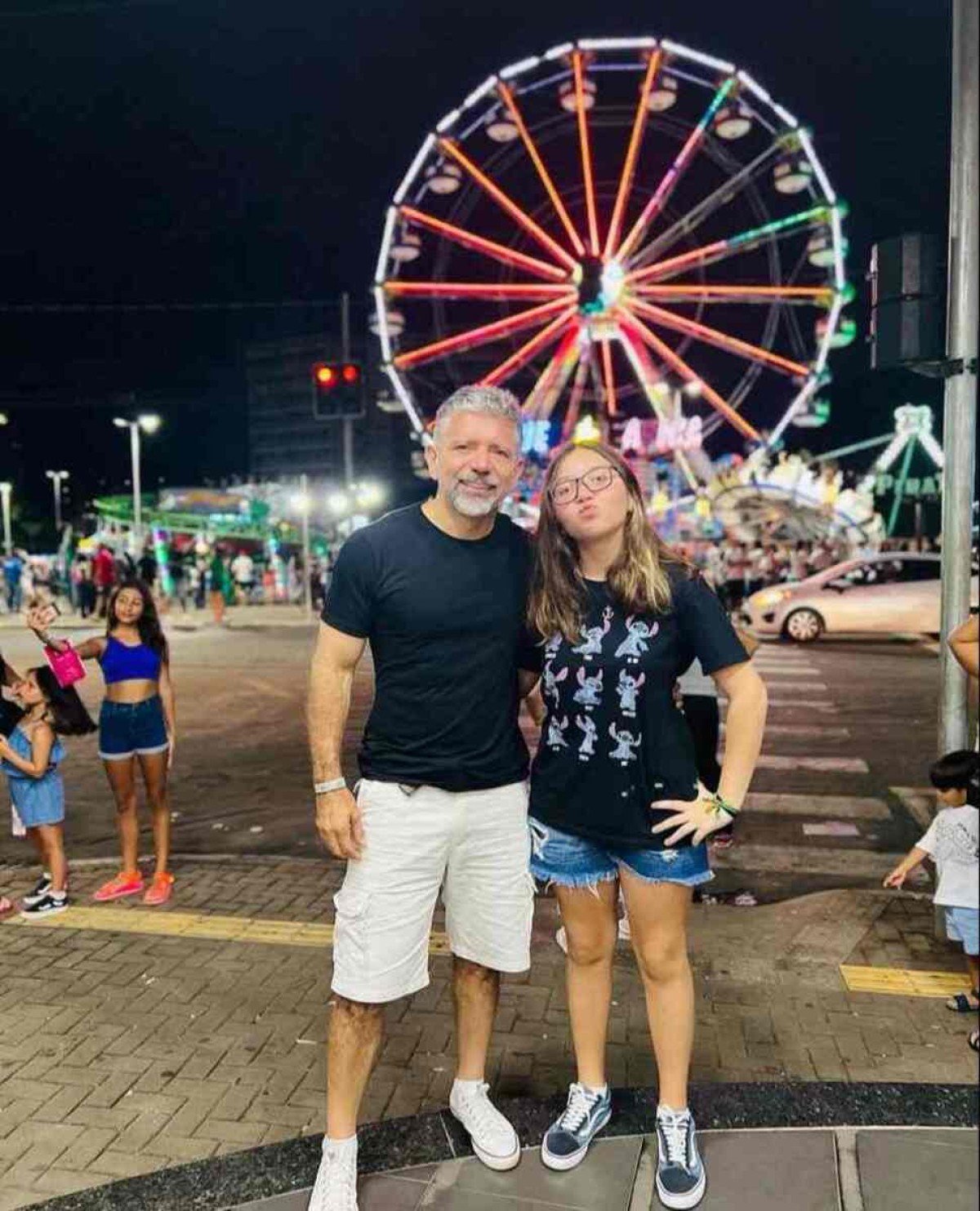 Uma de suas fontes de inspiração de Luiz é a filha Maria Eduarda, que é a consultora de moda particular dele Uma de suas fontes de inspiração é a filha, que é a consultora de moda particular dele