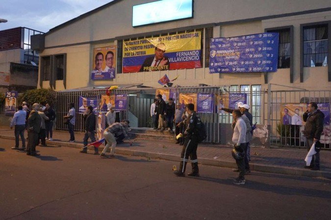 Pessoas se reúnem do lado de fora do prédio onde o candidato presidencial equatoriano Fernando Villavicencio foi assassinado, em Quito. - (crédito: STR / AFP) Pessoas se reúnem do lado de fora do prédio onde o candidato presidencial equatoriano Fernando Villavicencio foi assassinado, em Quito. - (crédito: STR / AFP)