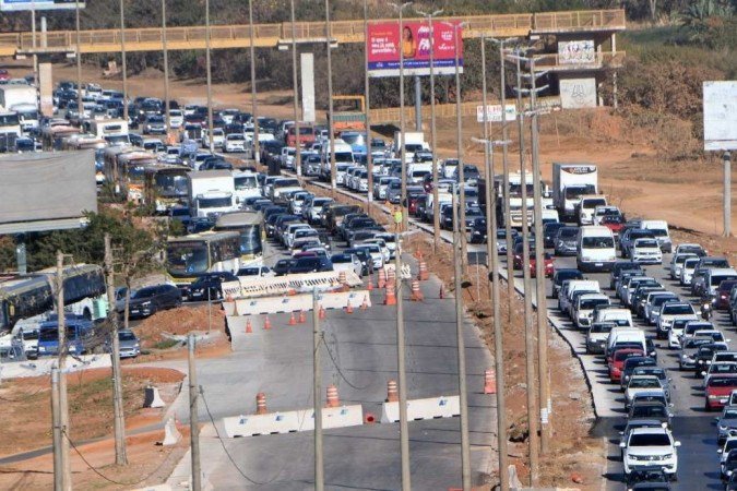 Obras na Via Estrutural complicaram o trânsito na região e afetaram outras vias próximas - (crédito: Ed Alves/CB/DA.Press) Obras na Via Estrutural complicaram o trânsito na região e afetaram outras vias próximas - (crédito: Ed Alves/CB/DA.Press)