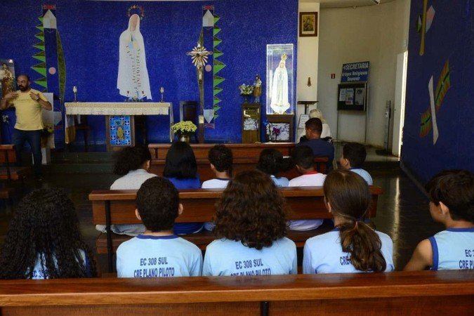 No projeto de Educação Patrimonial da Escola Parque 308 Sul, o professor Cleber Cardoso Xavier conduz estudantes a um passeio pedagógico a locais repletos de história e cultura, como a Igrejinha de Nossa Senhora de Fátima

