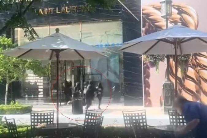 De acordo com a polícia, o grupo comete os crimes causando caos em lojas com ataques coordenados onde pegam a maior quantidade de mercadorias que conseguirem - (crédito: Reprodução/Twitter @dailybaloney) De acordo com a polícia, o grupo comete os crimes causando caos em lojas com ataques coordenados onde pegam a maior quantidade de mercadorias que conseguirem - (crédito: Reprodução/Twitter @dailybaloney)
