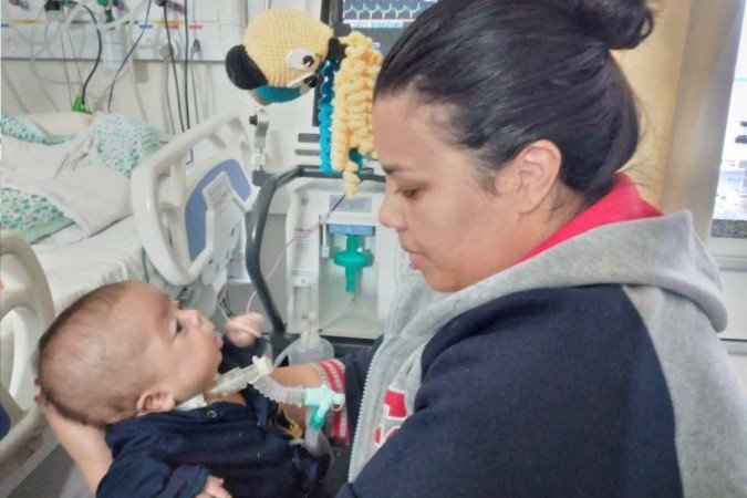 Kevelyn e Vinícius na UTI pediátrica do HMIB. Dupla querida pela equipe da ala - (crédito: Arquivo pessoal) Kevelyn e Vinícius na UTI pediátrica do HMIB. Dupla querida pela equipe da ala - (crédito: Arquivo pessoal)
