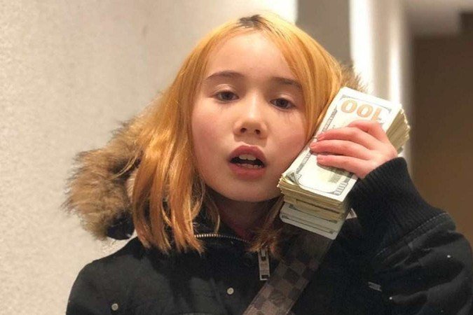 Lil Tay alcançou a fama como influenciadora digital aos 9 anos de idade. Ela costumava fazer vídeos retratando um estilo de vida hip-hop luxuoso -  (crédito: Reprodução/Instagram @liltay)