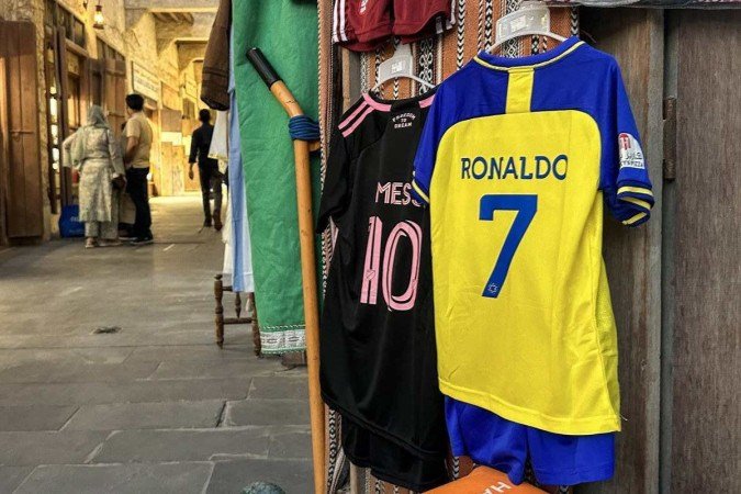 O argentino e o português jogam na MLS e na Saudi Pro League, respectivamente, mas vendem camisa em mercados como Souq Waqif, em Doha, no Catar
- (crédito: Karim Jaafar/AFP) O argentino e o português jogam na MLS e na Saudi Pro League, respectivamente, mas vendem camisa em mercados como Souq Waqif, em Doha, no Catar
- (crédito: Karim Jaafar/AFP)