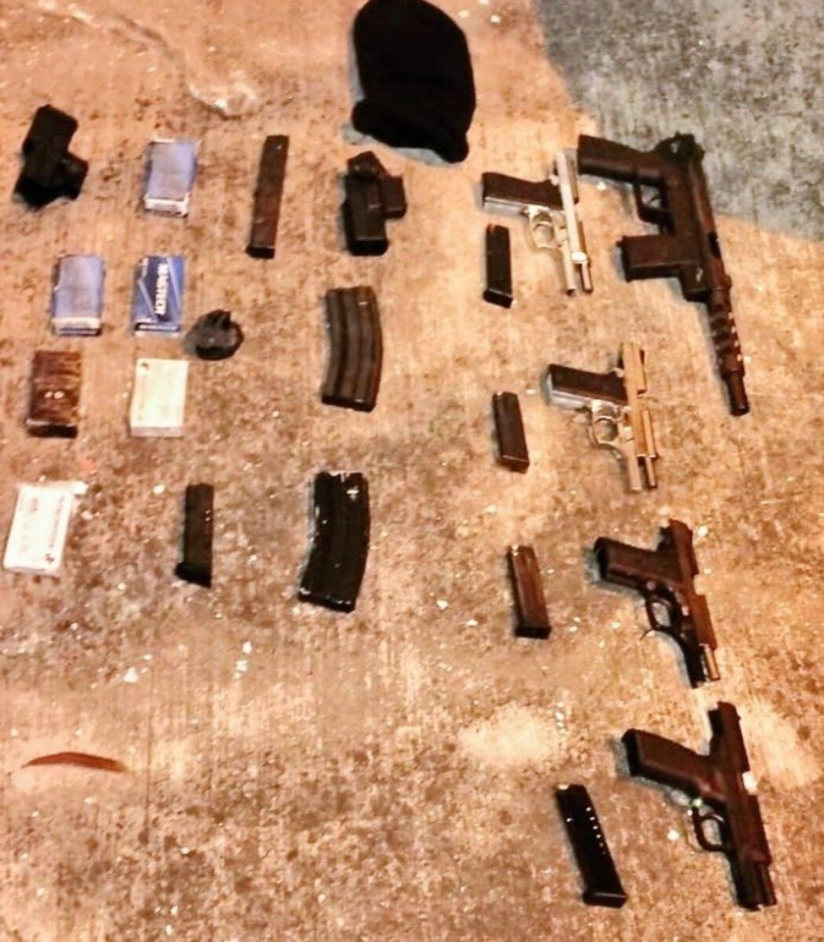 Armas utilizadas pela quadrilha suspeita de assassinar o candidato à Presidência do Equador Fernando Villavicencio 