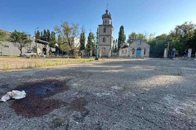Um dos mísseis lançados pelos russos caiu sobre uma casa onde vivia uma família com três filhos -  (crédito: Handout / UKRAINIAN EMERGENCY SERVICE / AFP)