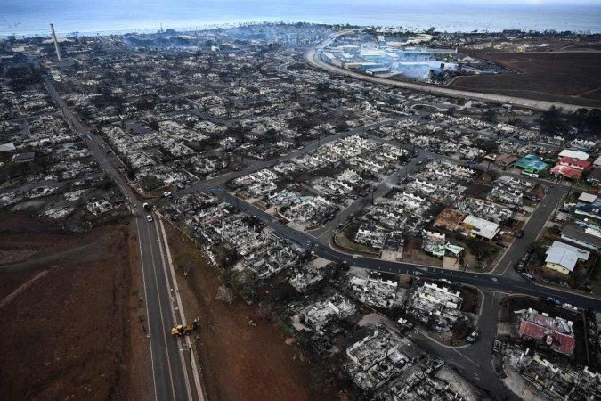 Imagem aérea mostra casas e prédios carbonizados, na cidade de Lahaina, depois dos incêndios florestais - (crédito: Patrick T. Fallon/AFP) Imagem aérea mostra casas e prédios carbonizados, na cidade de Lahaina, depois dos incêndios florestais - (crédito: Patrick T. Fallon/AFP)