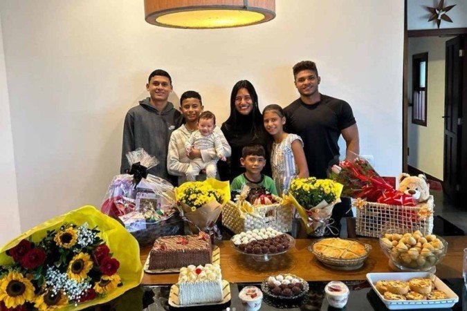 Lary Ingrid mora com os dois maridos e os quatro filhos - (crédito: Reprodução/Instagram/@laryingrid_oficial) Lary Ingrid mora com os dois maridos e os quatro filhos - (crédito: Reprodução/Instagram/@laryingrid_oficial)