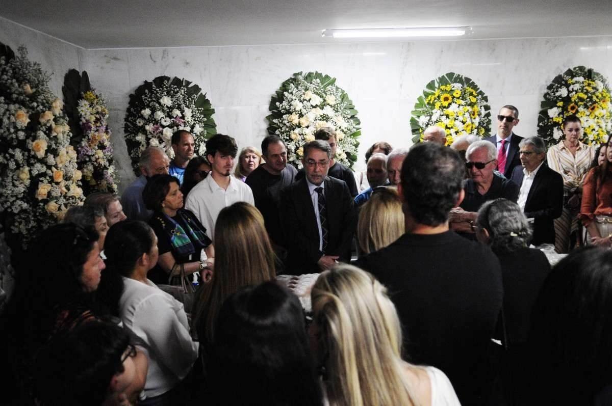  11/08/2023. Crédito: Minervino Júnior/CB/D.A Press. Brasil.  Brasilia - DF.  Velório da escritora e jornalista Dad Squaris no cemitério Campo da Esperança. Guilherme Machado- Presidente do Correio Braziliense. -  (crédito: Minervino Júnior/CB/D.A.Press)
