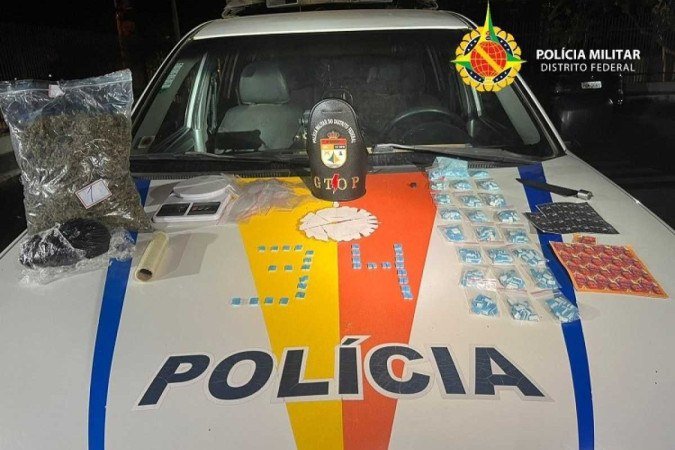 Os policiais militares apreenderam grande quantidade de drogas, na noite desta quinta-feira (10/8), na Estância 0, na região de Planaltina. Segundo a Polícia Militar do Distrito Federal, foram encontrados dentro de uma residência 662 comprimidos de Ecstasy, 800 selos de LSD e 1kg de maconha.
- (crédito: PMDF) Os policiais militares apreenderam grande quantidade de drogas, na noite desta quinta-feira (10/8), na Estância 0, na região de Planaltina. Segundo a Polícia Militar do Distrito Federal, foram encontrados dentro de uma residência 662 comprimidos de Ecstasy, 800 selos de LSD e 1kg de maconha.
- (crédito: PMDF)